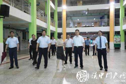 陜西省副省長(zhǎng)方光華到龍崗學(xué)校視察