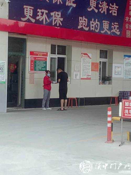 加油機旁掃碼付款，這樣的做法很危險！