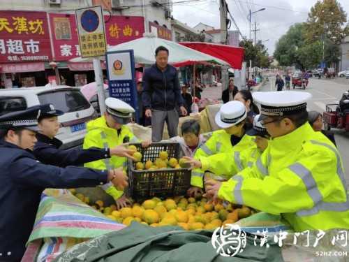 賣桔途中車壞了，一車桔子被撂馬路中央，民警趕忙幫轉(zhuǎn)移