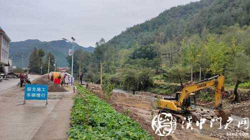 鎮(zhèn)巴黎壩春生社區(qū)再造新橋，正在施工