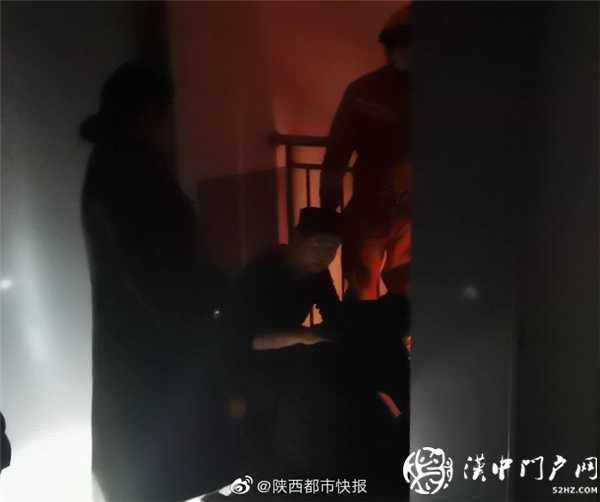 漢中一男子欲跳樓輕生，消防員一把拽住其胳膊將其救下