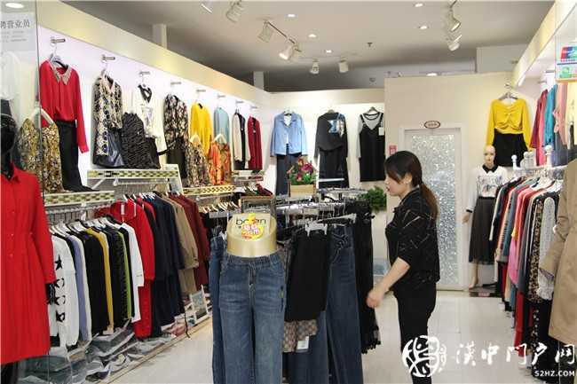 運達九龍商城負一樓商戶對運達批發(fā)市場感謝贈旗！
