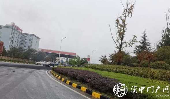 贊！拉煤車側(cè)翻 交警緊急救援 4個小時“還原”路面