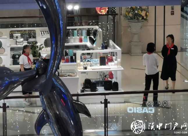 漢中一商場內(nèi)促銷人員佩戴紅領(lǐng)巾？團(tuán)中央早有規(guī)定，不容濫用！