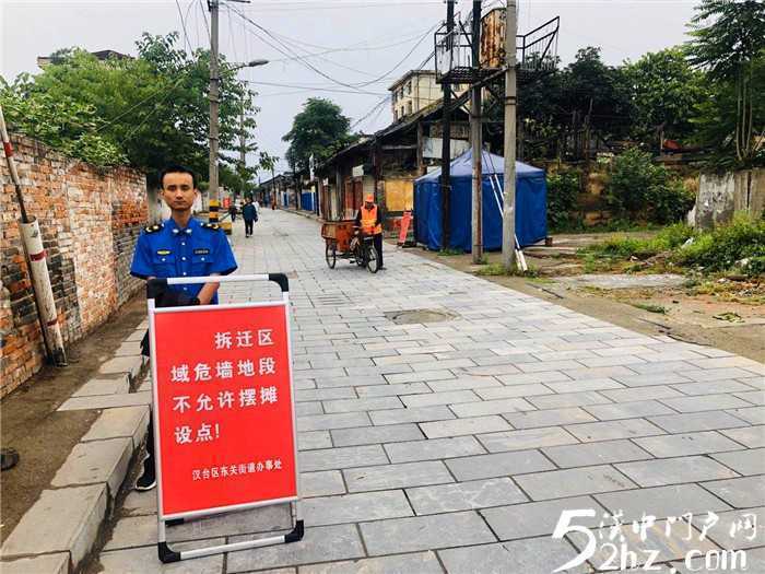 漢臺(tái)區(qū)東關(guān)街道辦事處部門聯(lián)動(dòng)清理危房待拆區(qū)攤點(diǎn)，消除安全隱患