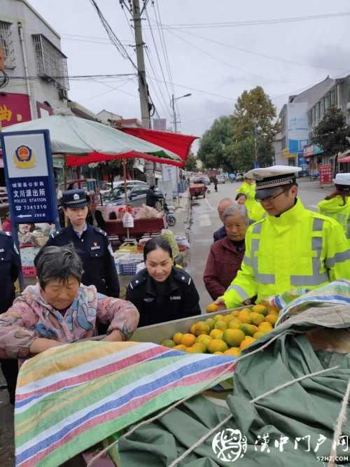 賣桔途中車壞了，一車桔子被撂馬路中央，民警趕忙幫轉(zhuǎn)移