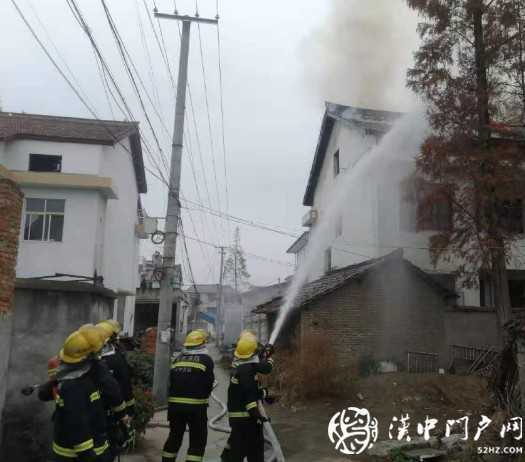 漢中2處房屋著火，消防員緊急救援