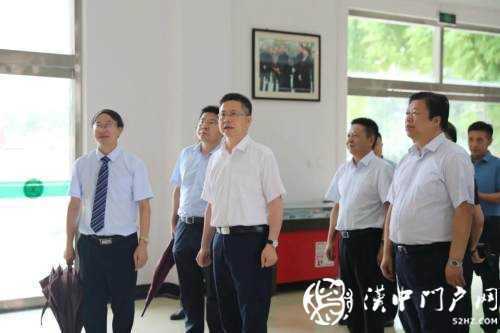 陜西省副省長(zhǎng)方光華到龍崗學(xué)校視察