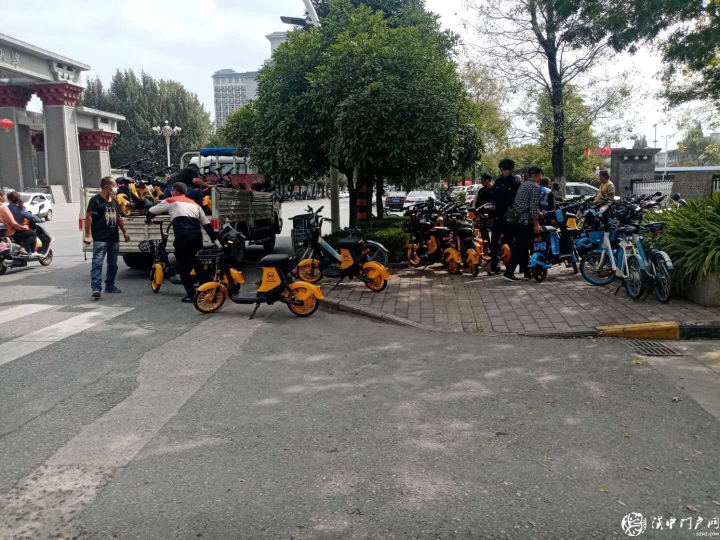 漢臺(tái)區(qū)東關(guān)街道辦事處 開展“共享單車、共享文明”整治行動(dòng)