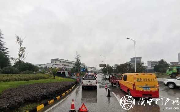 贊！拉煤車側(cè)翻 交警緊急救援 4個小時“還原”路面