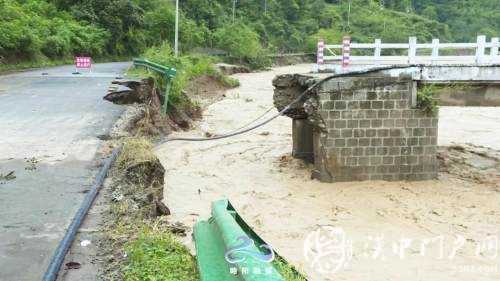 略陽多條道路塌方中斷，交通部門緊急搶修保暢通！