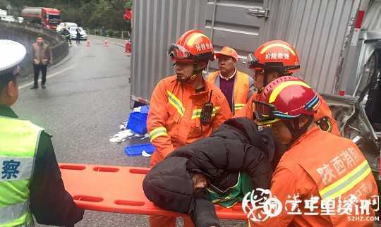 鎮(zhèn)巴210國道兩車相撞2人被困，消防緊急救援