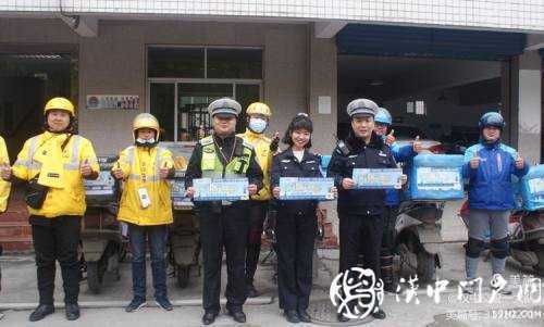 今天，交警為外賣小哥點了份“交通安全餐”