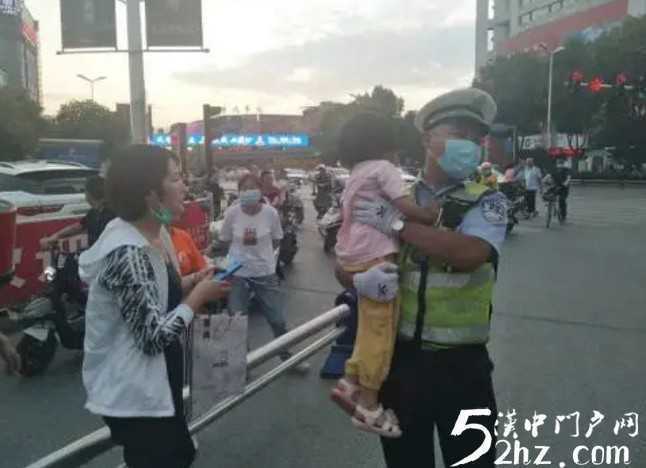 漢中4歲女孩在中心廣場和家人走散，幸虧……