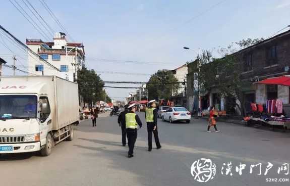 交警一大隊(duì)聯(lián)合多部門開展農(nóng)村道路交通秩序整治行動(dòng)