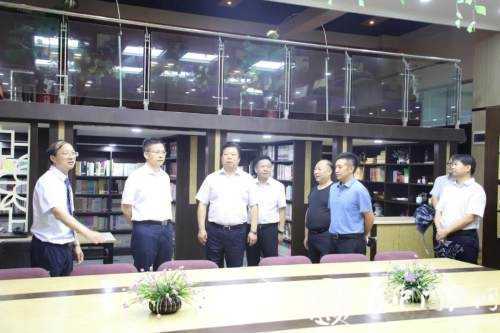 陜西省副省長(zhǎng)方光華到龍崗學(xué)校視察