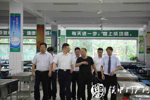 陜西省副省長(zhǎng)方光華到龍崗學(xué)校視察
