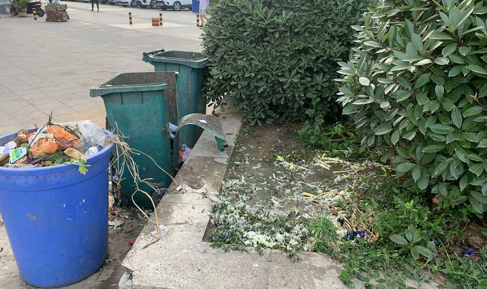 漢中一小區(qū)樓下果蔬超市亂扔果皮菜葉，影響居住環(huán)境
