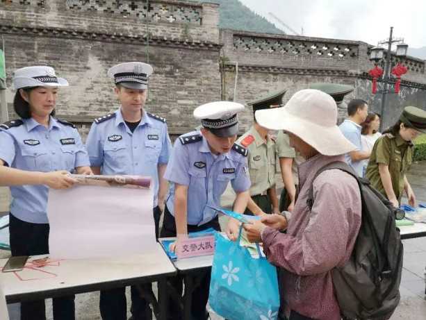 略陽縣公安局交警大隊(duì)助力山區(qū)發(fā)展，守護(hù)交通安全
