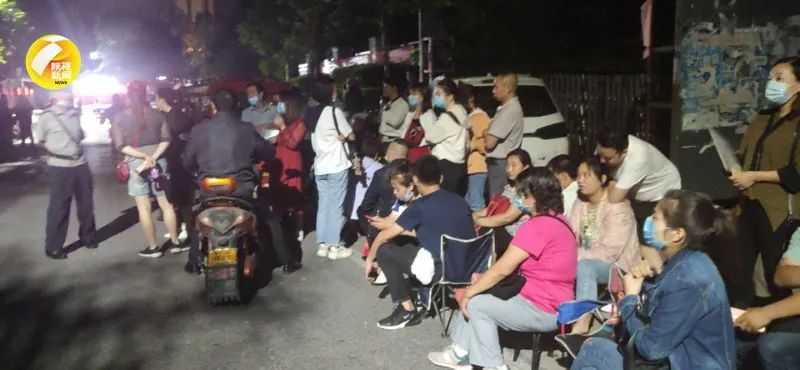 漢中家長熬夜排隊搖號民辦小升初！教體局：不必著急，都能拿到“報名條”！