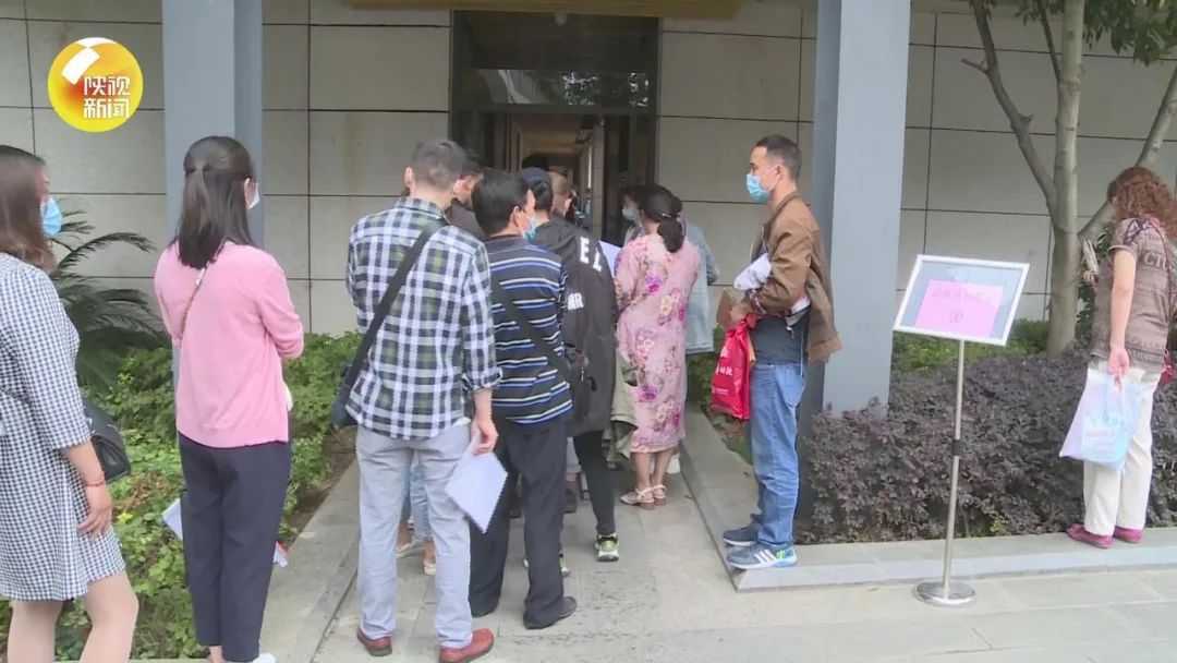 漢中家長熬夜排隊搖號民辦小升初！教體局：不必著急，都能拿到“報名條”！