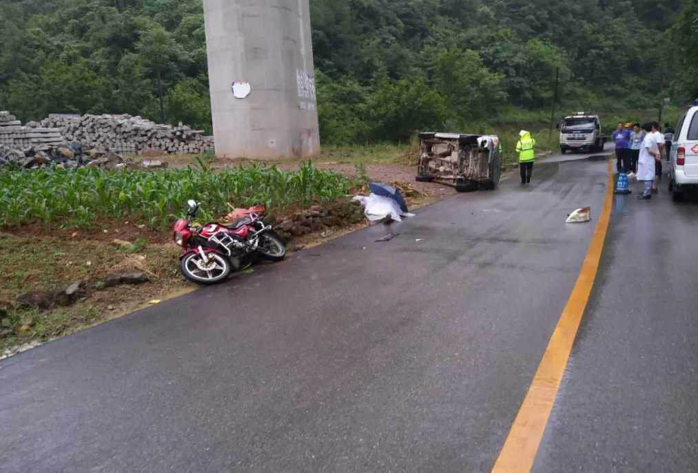 漢中寧強(qiáng)一面包車路滑失控，致路邊農(nóng)戶當(dāng)場(chǎng)死亡！