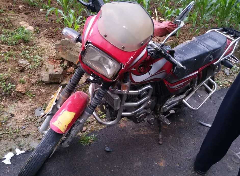漢中寧強(qiáng)一面包車路滑失控，致路邊農(nóng)戶當(dāng)場(chǎng)死亡！