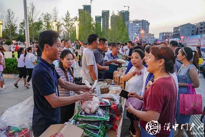 勉縣堅(jiān)持“政府引導(dǎo)撬動(dòng)、市場(chǎng)主導(dǎo)推動(dòng)、社會(huì)參與共贏”原則，搶抓機(jī)遇，推動(dòng)扶貧產(chǎn)品和服務(wù)融入大市場(chǎng)。目前，通過(guò)中鐵快運(yùn)網(wǎng)上商城、12306等平臺(tái)累計(jì)銷售農(nóng)產(chǎn)品3100萬(wàn)元，全縣幫扶干部累計(jì)購(gòu)買、助銷農(nóng)產(chǎn)品100余萬(wàn)元。圖為扶貧干部集中售賣農(nóng)產(chǎn)品。.JPG