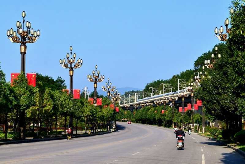 陜西寧強(qiáng)縣:千面國(guó)旗扮靚漢江源頭第一城 