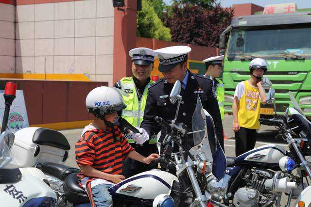 “大手拉小手”漢中交警走進漢臺區(qū)新民九年制學(xué)校普及交通安全知識 