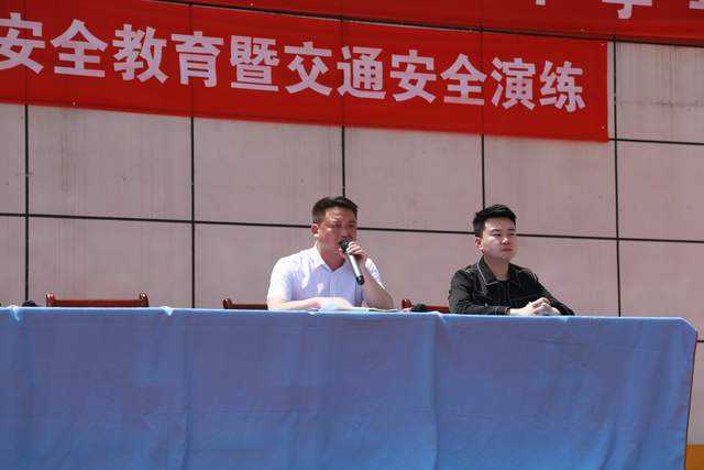 “大手拉小手”漢中交警走進漢臺區(qū)新民九年制學(xué)校普及交通安全知識 