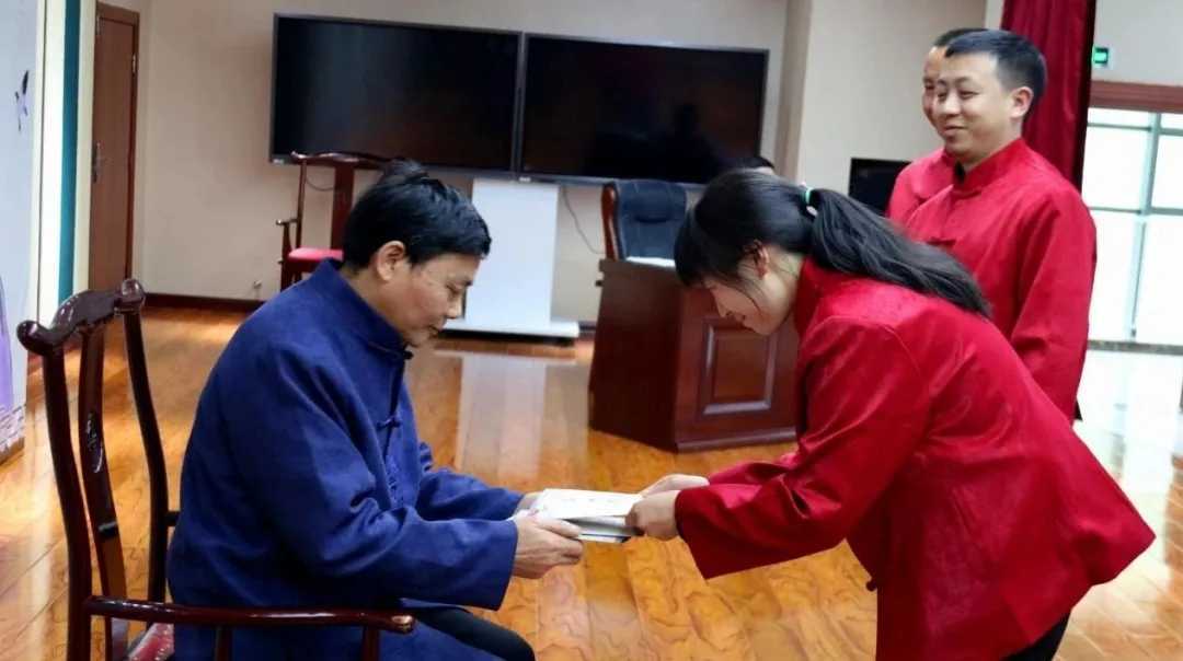 國粹中醫(yī) 薪火相傳--鎮(zhèn)巴縣舉行首屆中醫(yī)師承拜師大會
