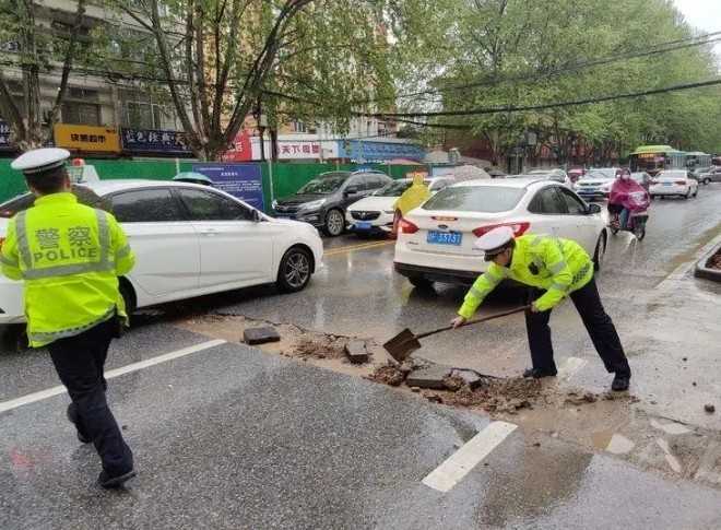 漢中交警化身“救援隊”風(fēng)雨中迅速“鋪路”除隱患