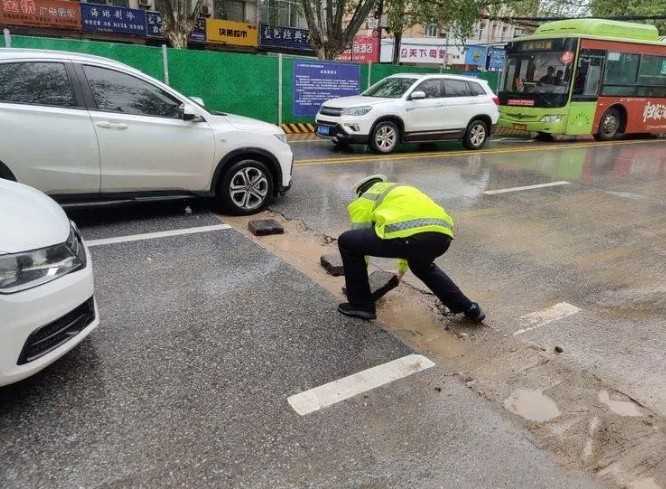 漢中交警化身“救援隊”風(fēng)雨中迅速“鋪路”除隱患