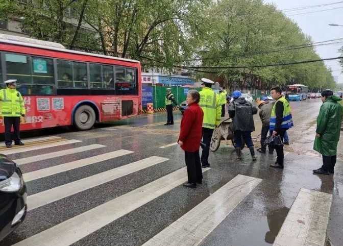 漢中交警化身“救援隊”風(fēng)雨中迅速“鋪路”除隱患
