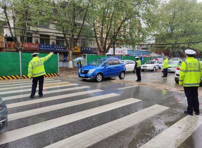 漢中交警化身“救援隊”風(fēng)雨中迅速“鋪路”除隱患