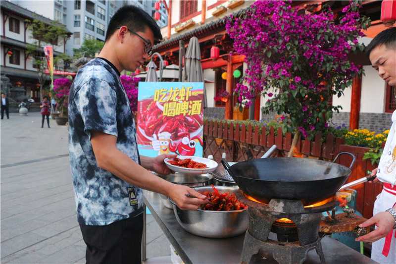啤酒龍蝦美食嗨翻天！2021褒國古鎮(zhèn)第三屆啤酒龍蝦節(jié)盛大的啟幕