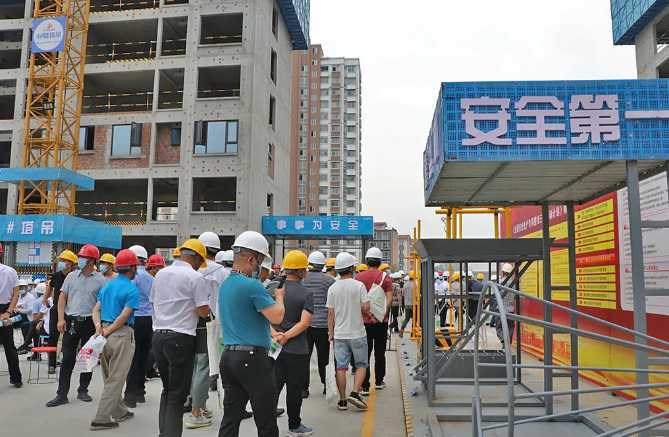 漢中市建設工程質量安全暨揚塵治理現(xiàn)場觀摩會在金色外灘隆重舉行