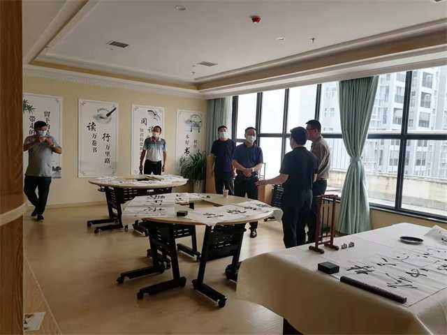漢中市養(yǎng)老產(chǎn)業(yè)協(xié)會(huì)會(huì)長(zhǎng)、秘書(shū)長(zhǎng)、略陽(yáng)縣民政局局長(zhǎng)蒞臨褒國(guó)康樂(lè)園參觀考察