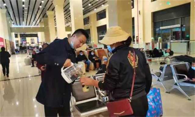 暖！凌晨六點車來了，漢臺區(qū)旅游集散中心貼心服務滯留游客