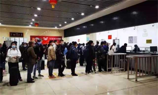 暖！凌晨六點車來了，漢臺區(qū)旅游集散中心貼心服務滯留游客
