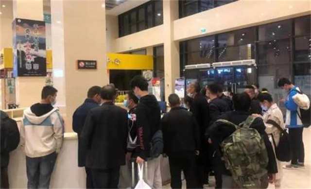 暖！凌晨六點車來了，漢臺區(qū)旅游集散中心貼心服務滯留游客