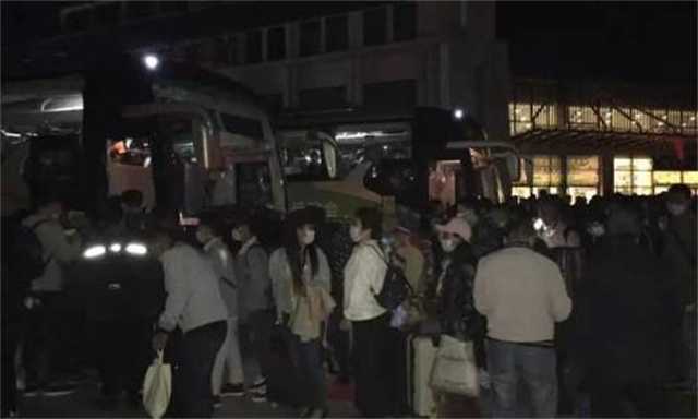 暖！凌晨六點車來了，漢臺區(qū)旅游集散中心貼心服務滯留游客
