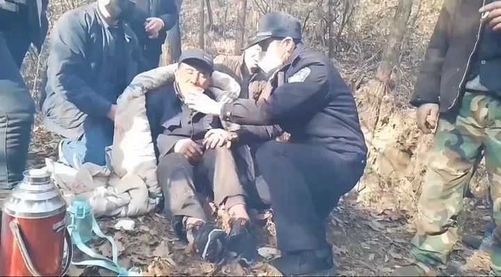 八旬老人寒冬走失，漢中公安連夜搜救