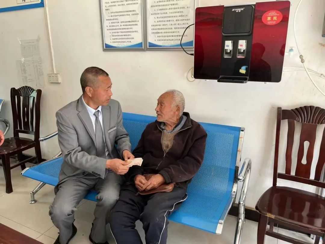 漢中一營(yíng)業(yè)員撿到6900元現(xiàn)金，驅(qū)車歸還！