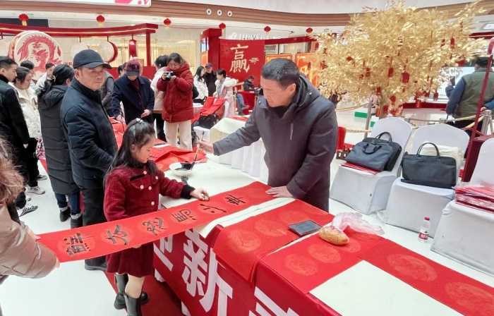 “揮毫潑墨送春聯(lián)，龍飛鳳舞迎新春” 民革漢臺區(qū)委會開展送春聯(lián)活動