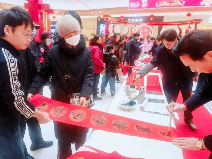 “揮毫潑墨送春聯(lián)，龍飛鳳舞迎新春” 民革漢臺區(qū)委會開展送春聯(lián)活動