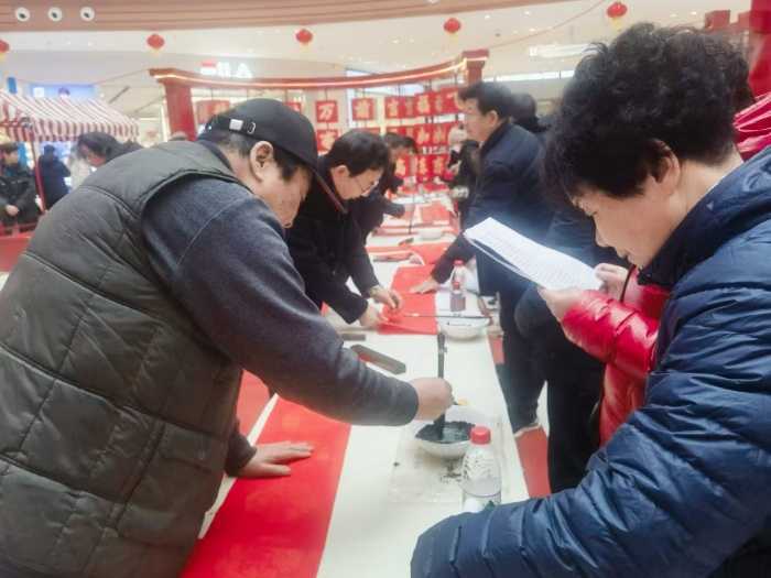 “揮毫潑墨送春聯(lián)，龍飛鳳舞迎新春” 民革漢臺區(qū)委會開展送春聯(lián)活動