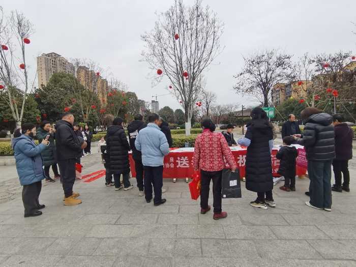 城固：“送春聯(lián)、送祝?！被顒釉诳h樂城公園舉行