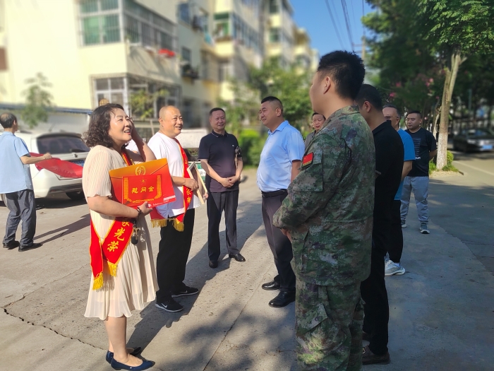 你在前方立軍功 家鄉(xiāng)為你揚(yáng)美名